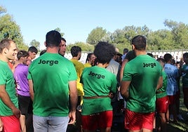 Varios luchadores con la camiseta de homenaje a su compañero.