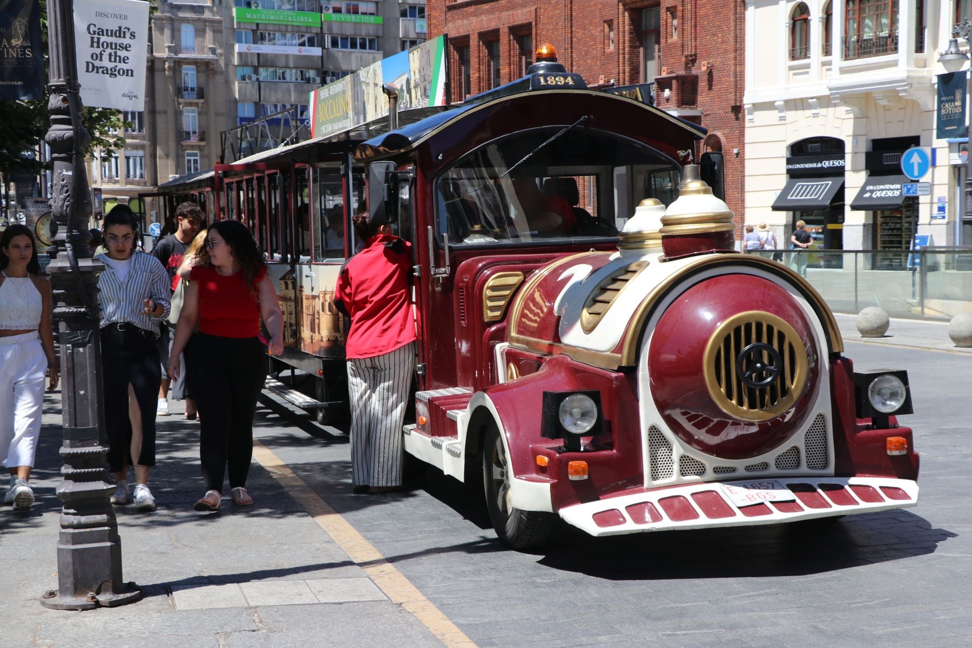 Turistas visitan León durante sus vacaciones de verano