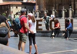 Muchos turistas en la Plaza de Regla observando la Catedral.