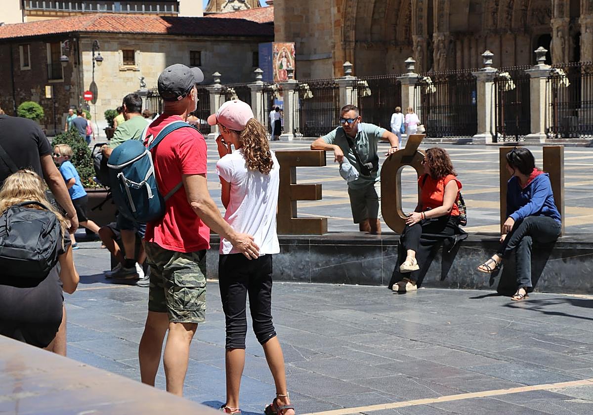 Turistas visitan León durante sus vacaciones de verano
