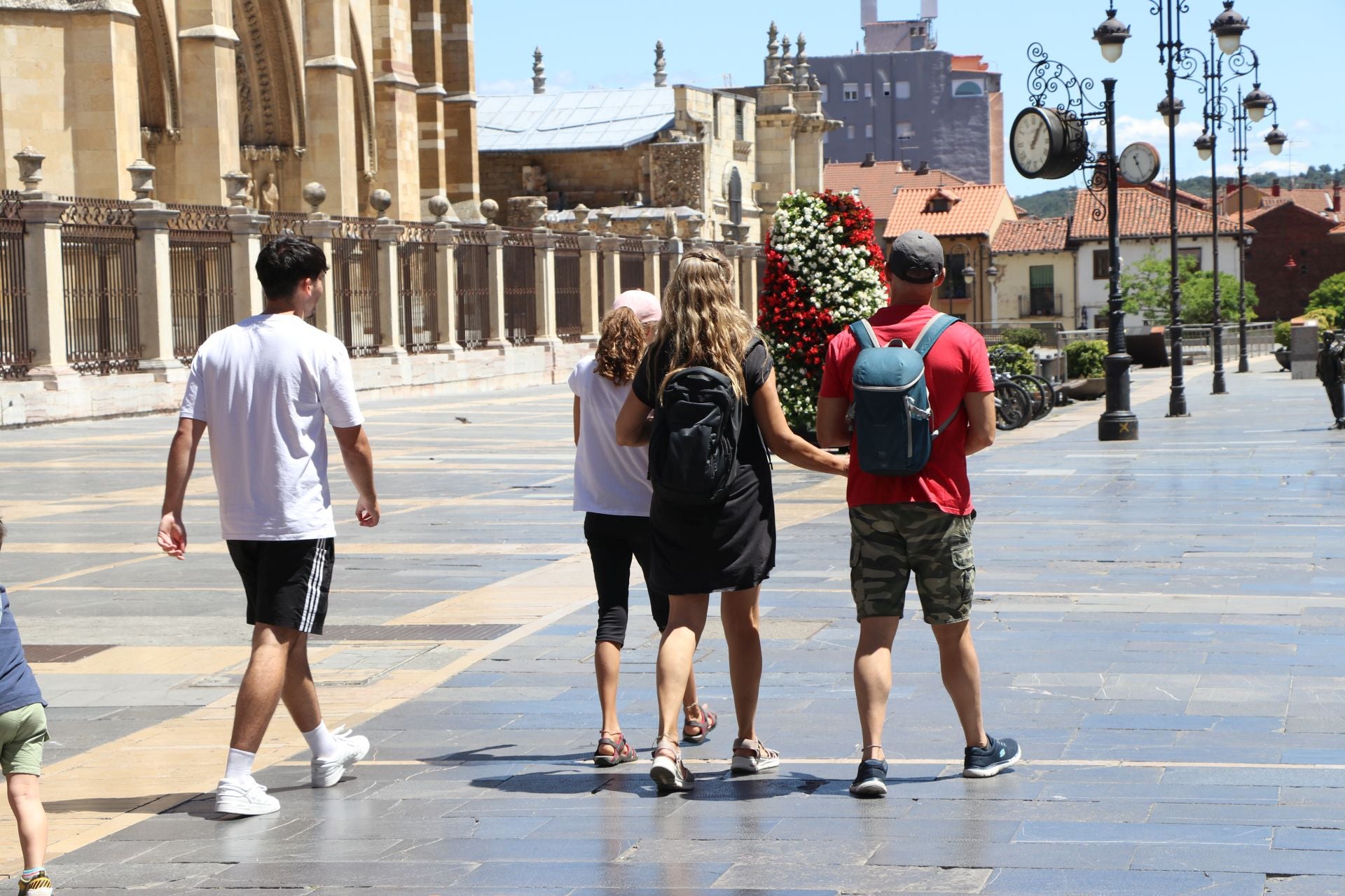 Turistas visitan León durante sus vacaciones de verano