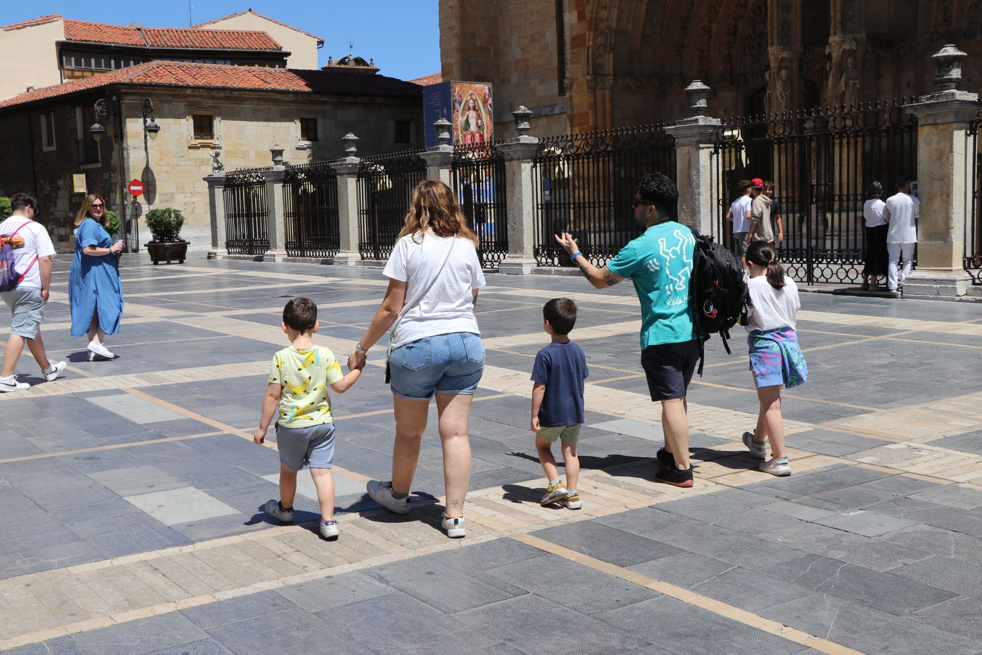 Turistas visitan León durante sus vacaciones de verano