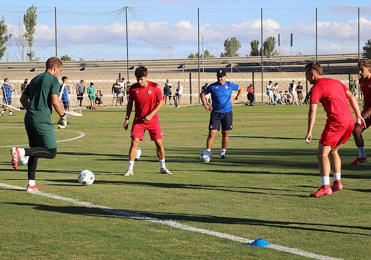 Imagen de uno de los rondos realizados en el entrenamiento.