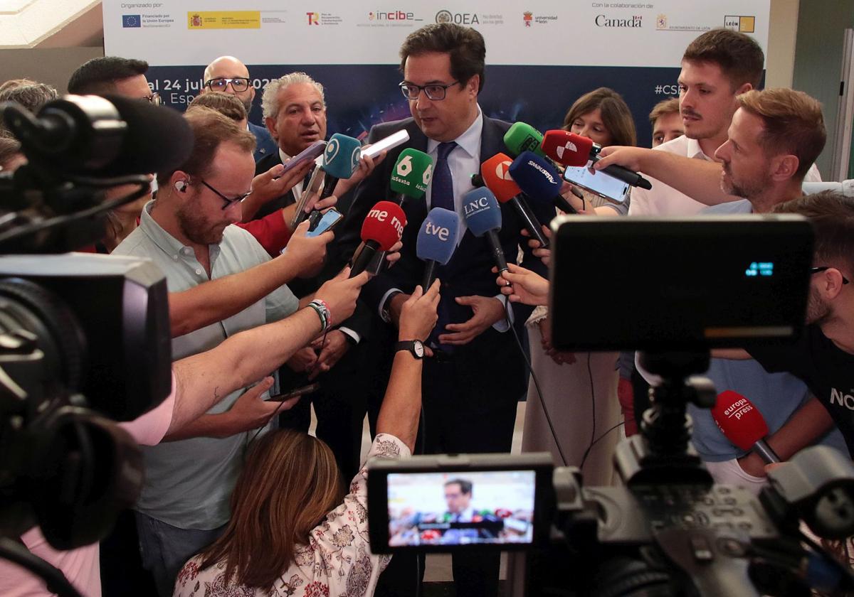 El ministro de Transformación Digital y de la Función Pública, Óscar López, clausura el Cybersecurity Summer BootCamp.
