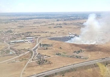 Un incendio intencionado en Onzonilla moviliza medios aéreos y terrestres