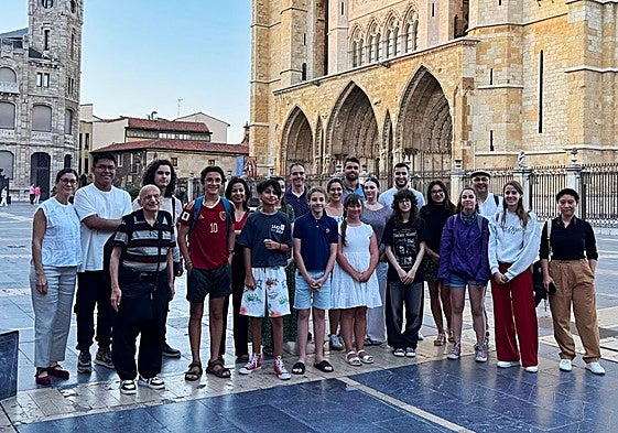 El grupo de esta edición del León Piano Meeting frente a la Catedral.