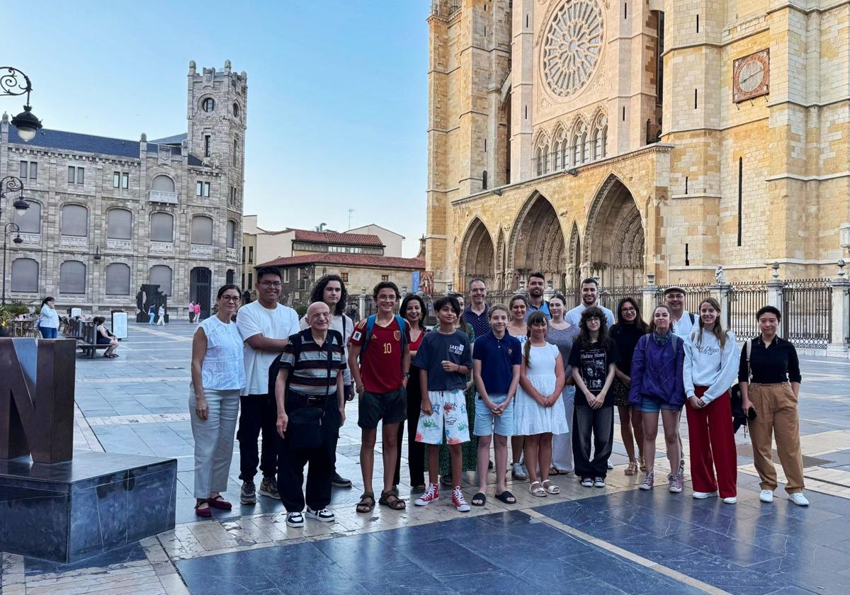 El grupo de esta edición del León Piano Meeting frente a la Catedral.