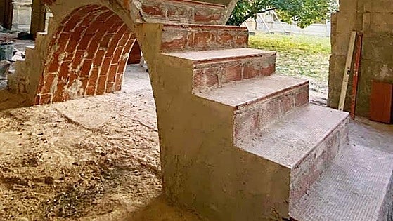 El maestro yesero que trabajó en la bóveda de la Sagrada Familia visita un pueblo de León