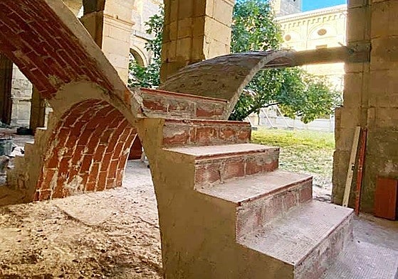 Curso de las escaleras en el Monasterio de Santa María de Villaverde de Sandoval.