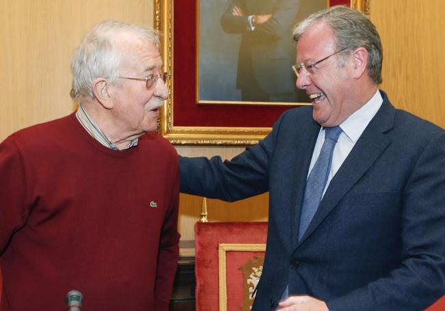 Roberto Merino y Antonio Silvan en una imagen de archivo en el Ayuntamiento de León (abril 2019).