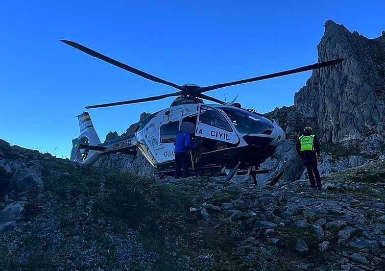 Rescate de la montañera en el refugio de montaña.