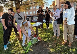 La placa de homenaje ya luce en el parque de La Era.