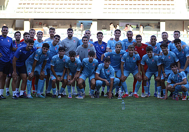La Cultural recibe el Trofeo Luis Otero conseguido en Pontevedra
