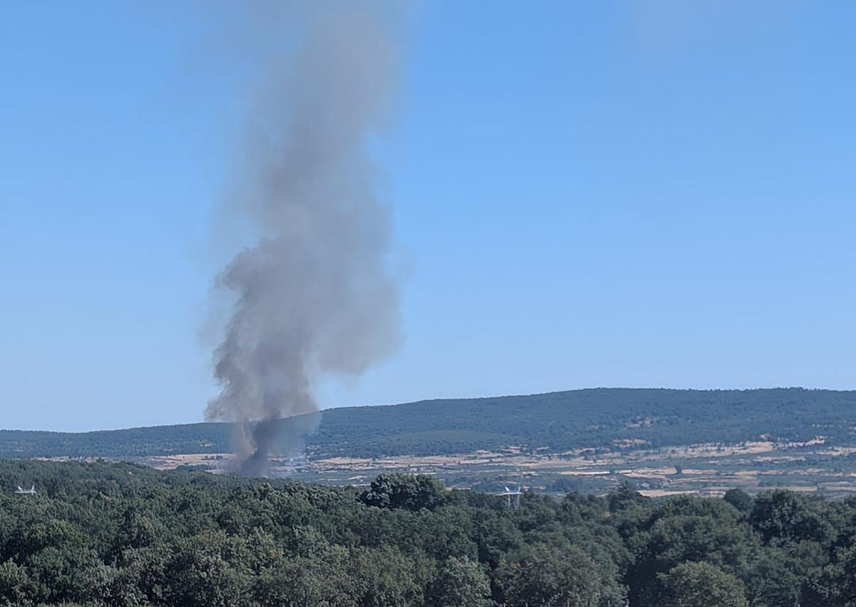 Imagen secundaria 1 - La BRIF de Tabuyo preparándose para actuar en el incendio visto desde varios puntos de la provincia.