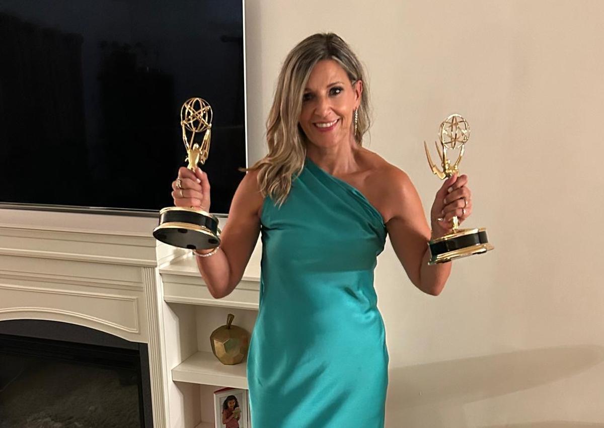 Imagen secundaria 1 - Amaya dando el discurso de agradecimiento por un Emmy, posando con los premios en casa y en la alfombra roja.