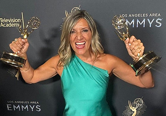 Amaya Pinto Fernández posa con los dos galardones obtenidos este 26 de julio en Los Ángeles.