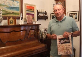 Fernando Martínez Pariente posa con su libro: Lo que encontré en unos papeles.