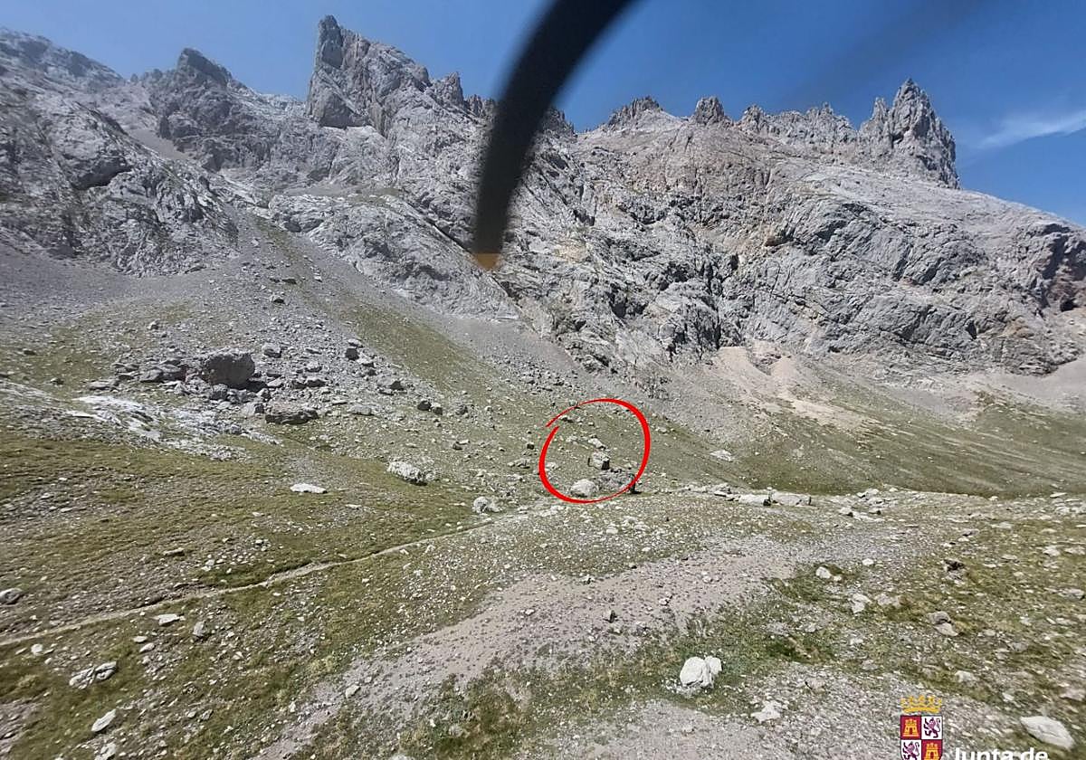 Momento del rescate al senderista.