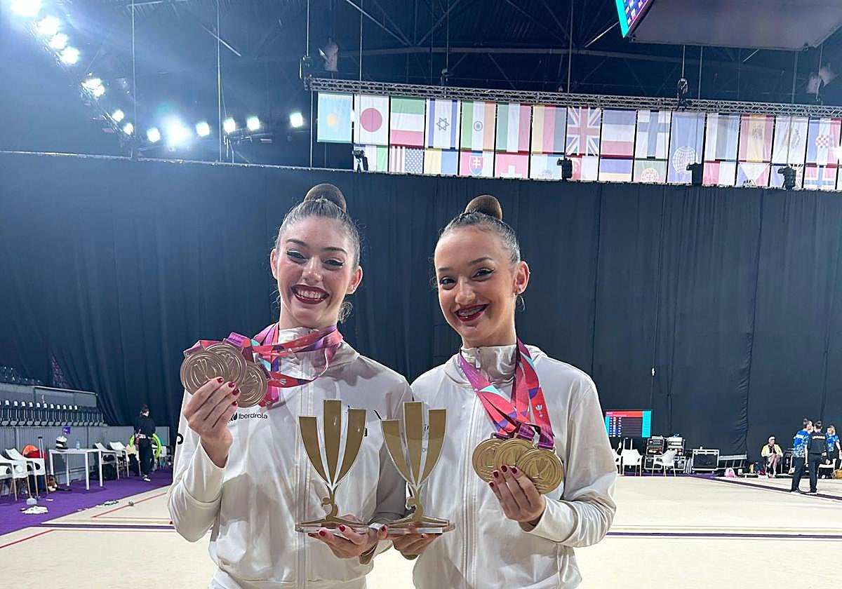 Las dos gimnastas leonesas posan con los trofeos.