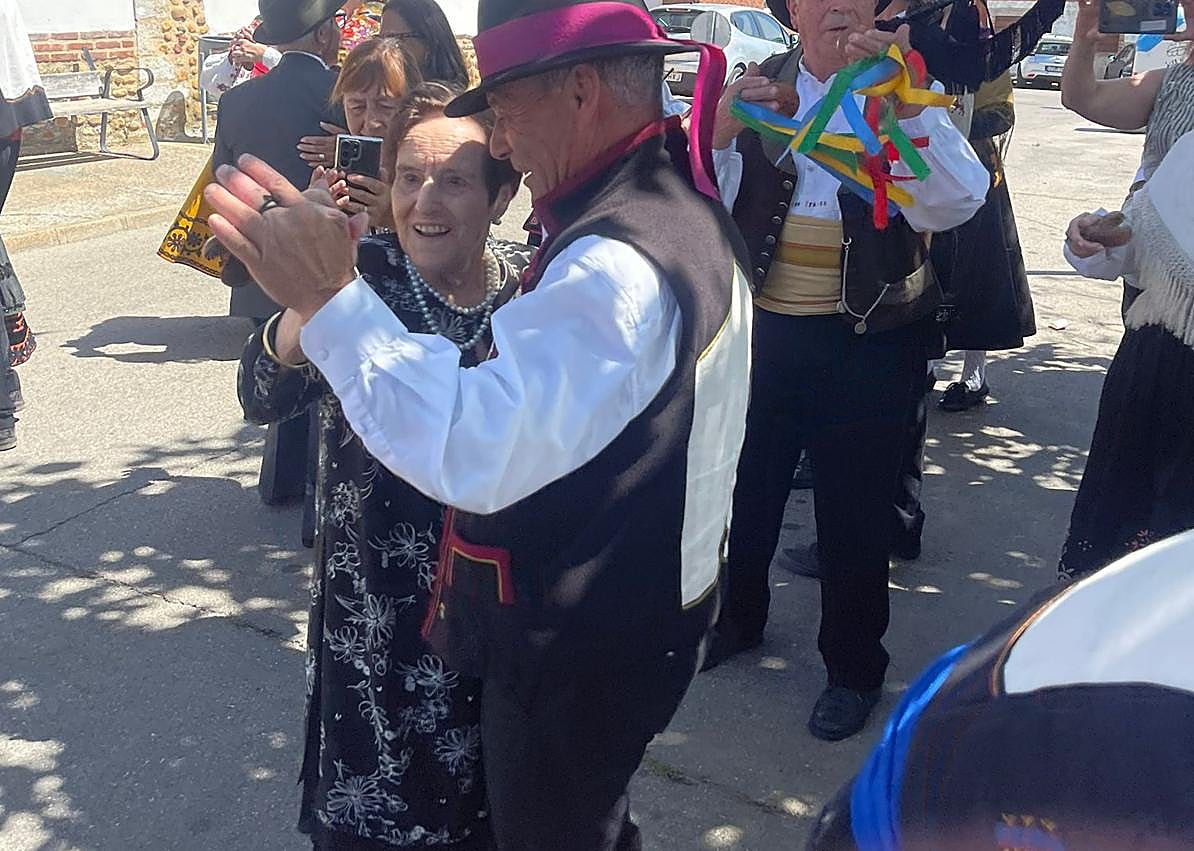 Imagen secundaria 1 - Teresa en varios momentos de la fiesta en su honor.