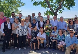 Teresa celebra con su familia su 100º cumpleaños.