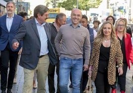 Concejales de Vox en León al inicio de mandato, junto a Jorge Buxadé.