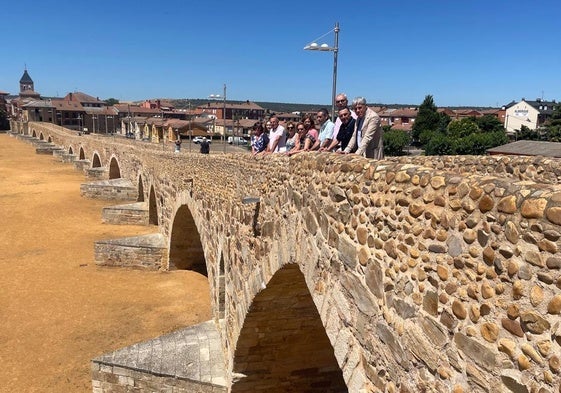 Los integrantes de la Comisión Territorial de Patrimonio sobre el Puente del Paso Honroso de Hospital de Órbigo.