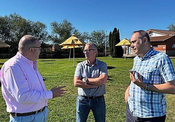 Imagen de la reunión y la visita a las piscinas de Villaquilambre.