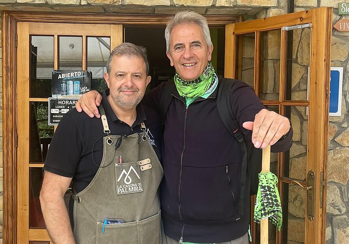 Manolo Lama (D), en un restaurante de Caín.