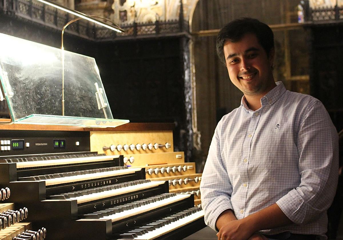 Carlos Bollo junto al órgano de la Catedral de León.
