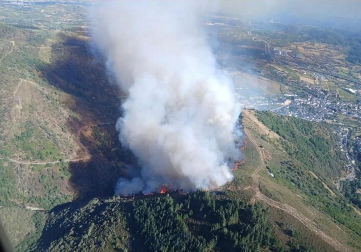 Incendio forestal en Villafranca del Bierzo (León).