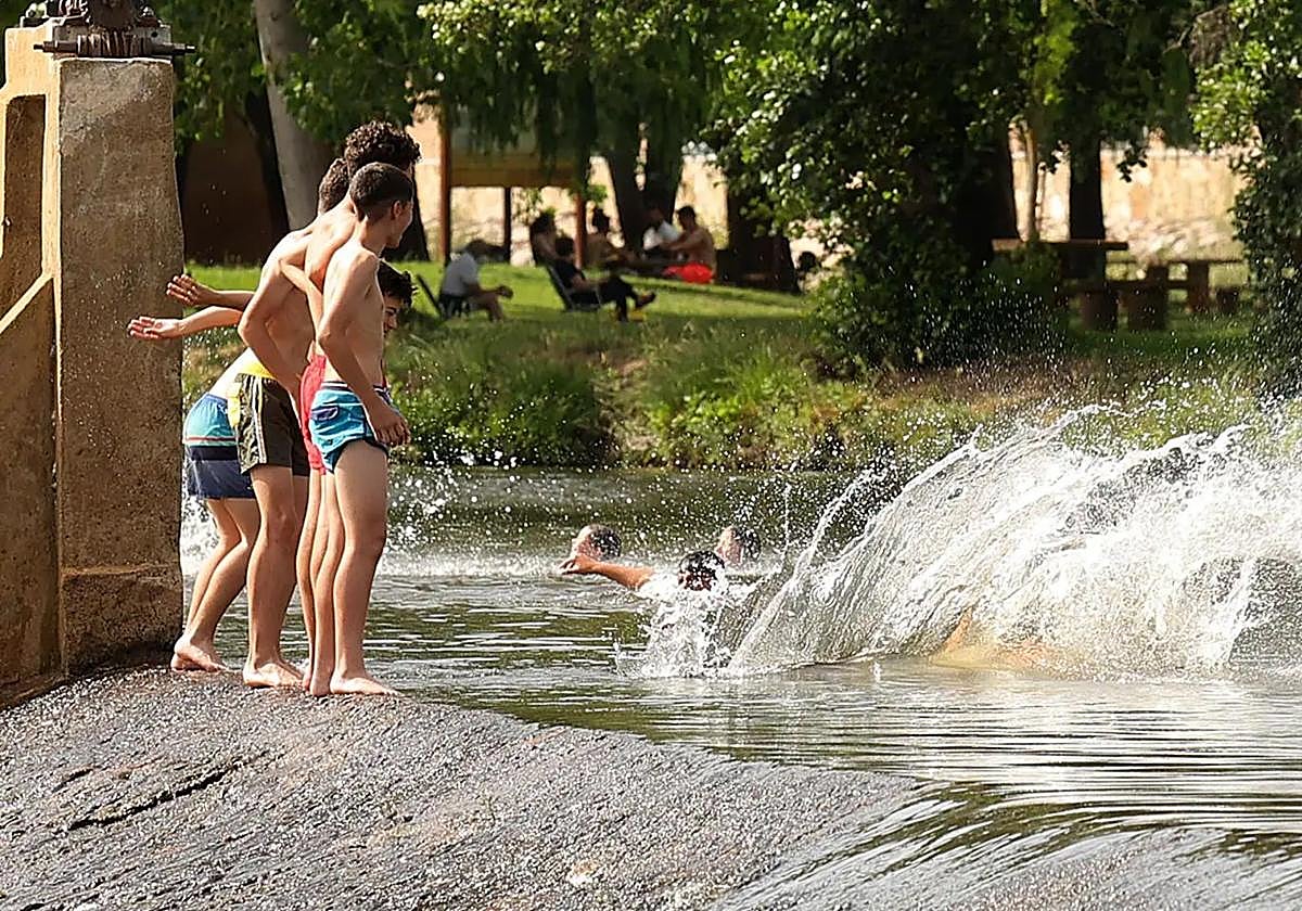 Niños se refrescan debido las altas temperaturas en Ponferrada.