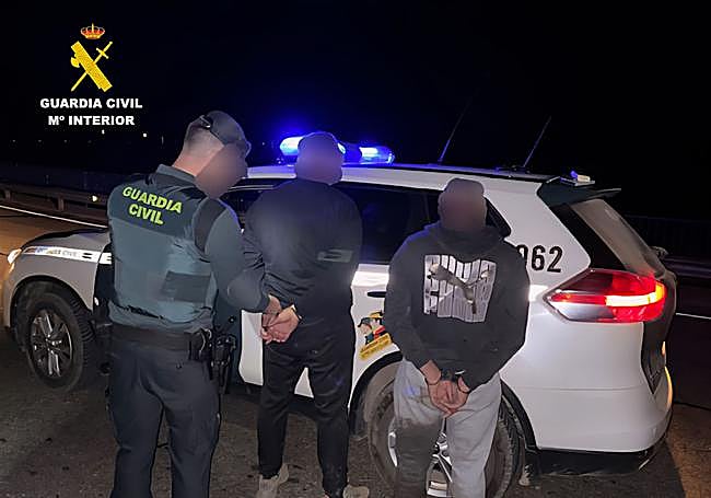 La Guardia Civil deteniene a dos personas.