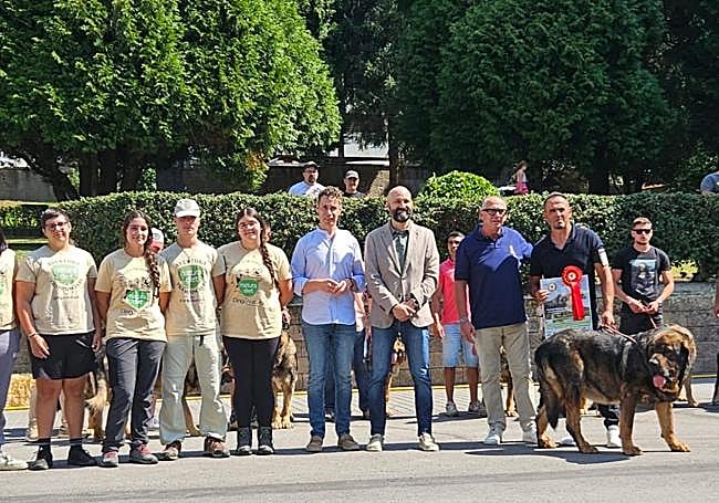 Imagen del alcalde de Villablino, el subdelegado del Gobierno en León y Luis María Fernández con Tártaro de Los Piscardos ganador del grupo progenitor con nueve de sus hijos.