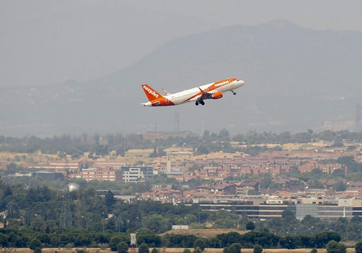 Vista de un avión despegando, desde el Mirador de Paracuellos de Jarama, a 1 de agosto de 2025.