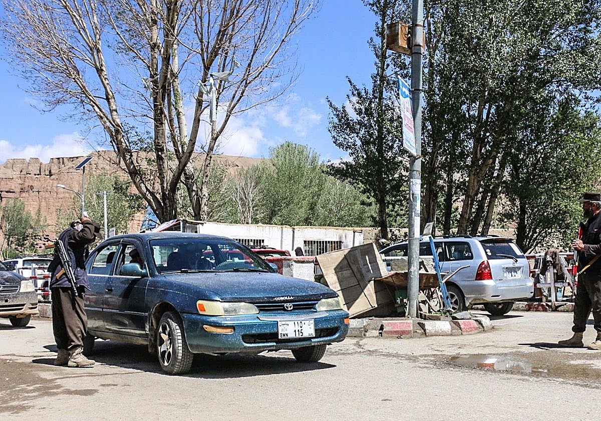Un control de seguridad a la entrada de la carretera que lleva a las ruinas de una estatua de Buda en Bamiyán