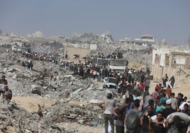 Los palestinos transportan suministros de ayuda que entraron a Gaza a través de Israel, en Beit Lahia, en el norte de la Franja de Gaza.
