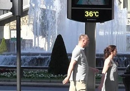 Imagen de dos leoneses por la calle Ordoño.