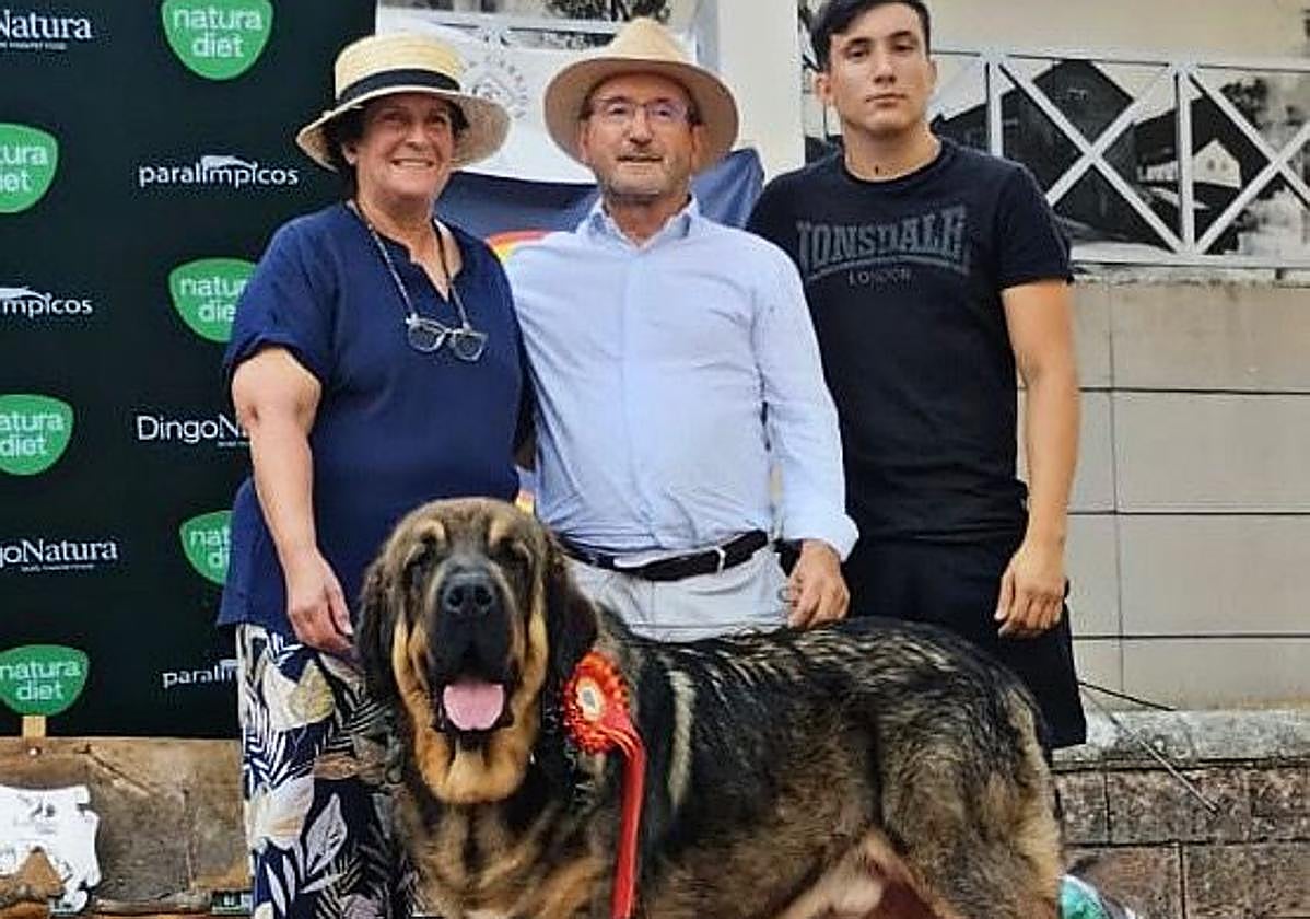 Carmen González (juez). Isaías Perandones y Álvaro Perandones con Elegante de Arándanos.