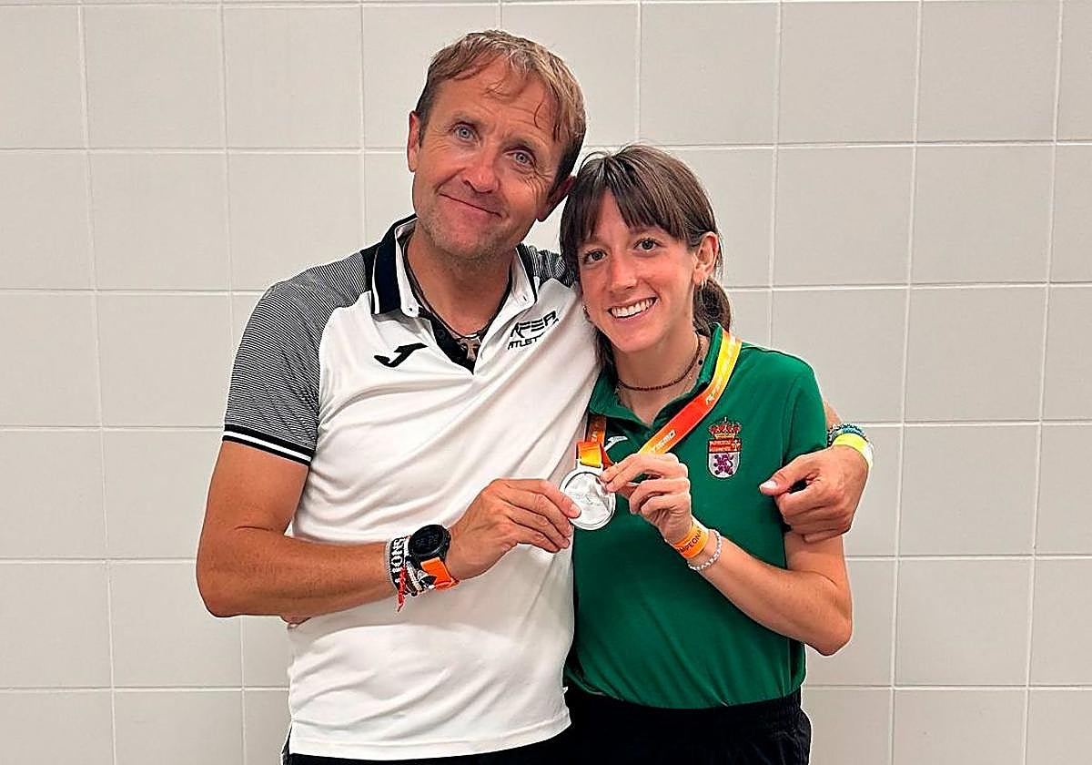 June Arbeo con la medalla de plata junto a su entrenador José Enrique Villacorta.