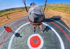 Moncho aterrizando en el centro de la diana.