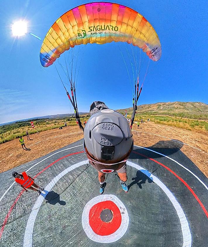 Imagen secundaria 2 - El leonés campeón de España tras tirarse en parapente desde una montaña a una diana gigante