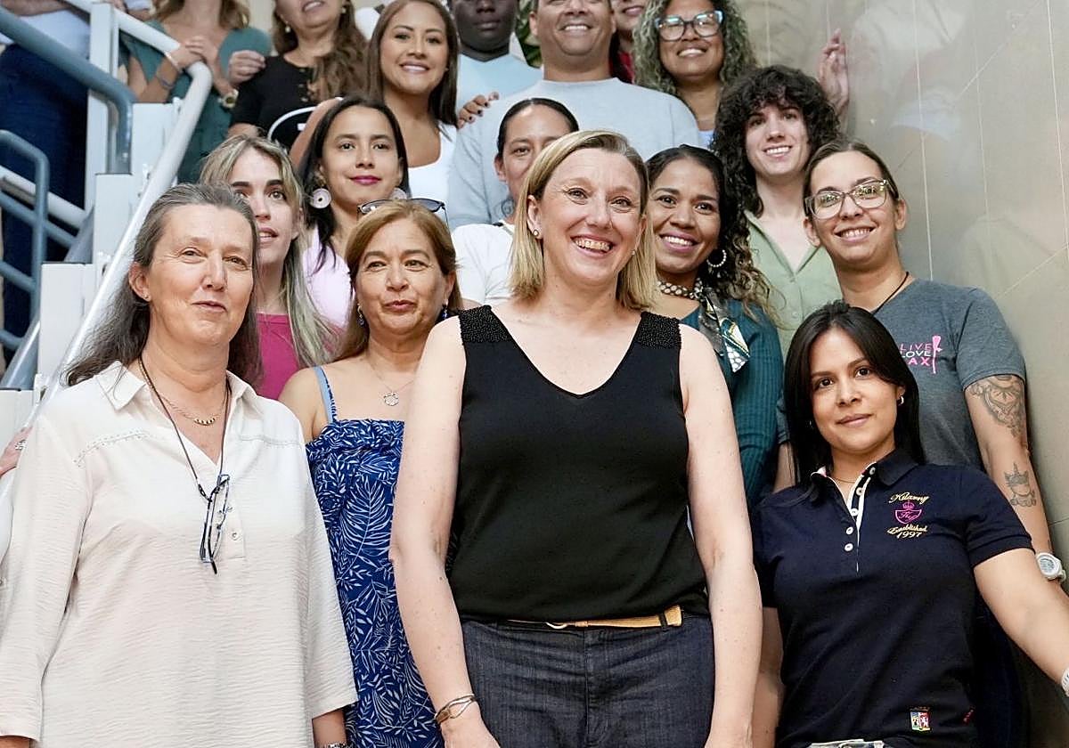 La consejera de Familia e Igualdad de Oportunidades visita a los participantes de un itinerario prelaboral para personas en riesgo o exclusión social.