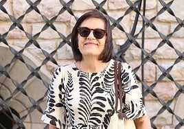 Imagen de Enma Vega posando detrás de la Casa Botines.