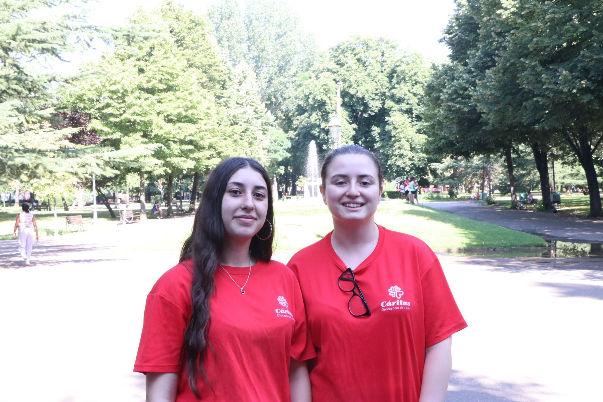 Imagen de Alba de las Heras y Lara Sánchez voluntarias jóvenes del campamento.