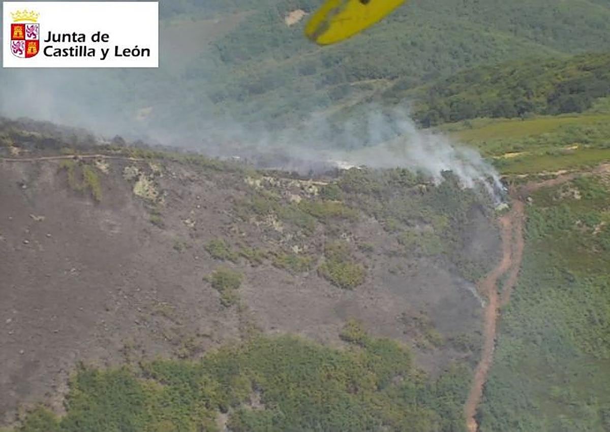 Imagen secundaria 1 - Las llamas superan el límite entre La Robla y La Pola de Gordón.