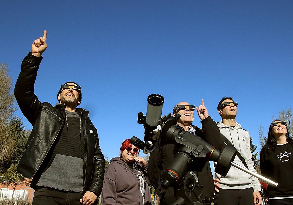 Varias personas ven el eclipse parcial de Sol del 29 de marzo de 2025 en la Asociación de Astronomía de León.