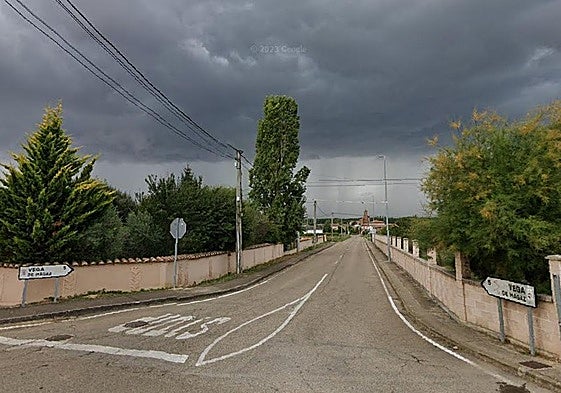 La LE-6445 con Villamejil al fondo y el cartel de Vega de Magaz.