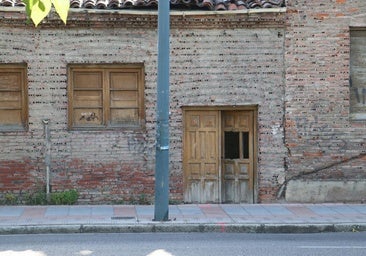 Vecinos de la zona ven «todo calmado» en un edificio de Bodegas Armando con okupas otra vez