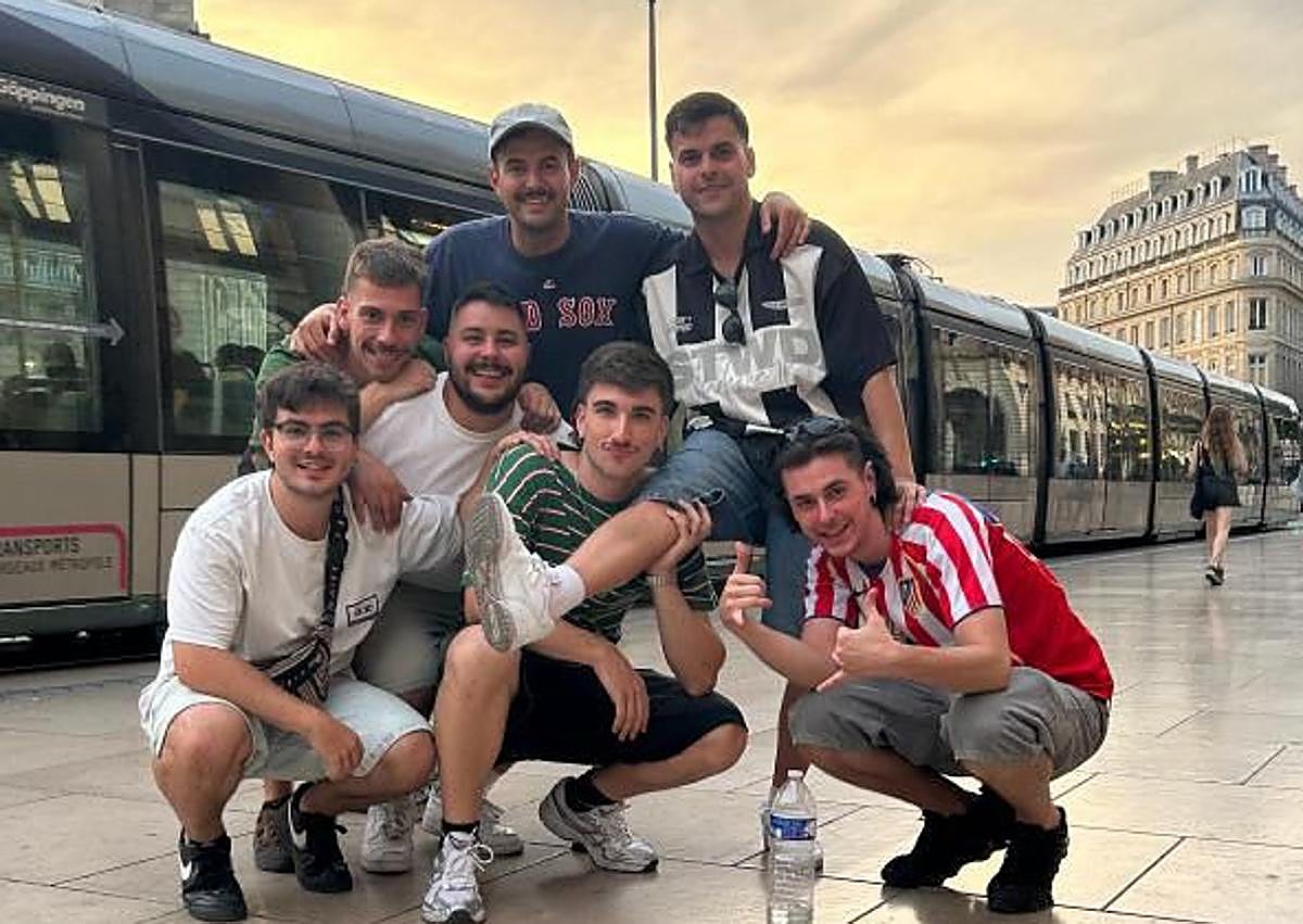 Imagen secundaria 1 - Los chicos de la charanga 'Sin Control' en direfentes puntos de Europa.